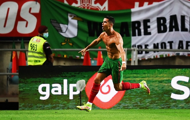 Ronaldo lý giải cởi áo ăn mừng bàn thắng và bị treo giò Ronaldo lý giải cởi áo ăn mừng bàn thắng và bị treo giò
