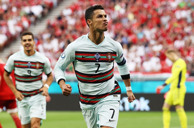 Ronaldo lập kỷ lục ghi b&agrave;n ở mọi giải đấu từng tham dự