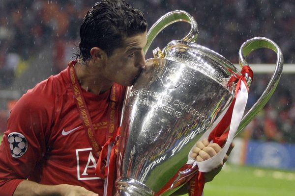 Ronaldo chơi trận đầu tiên với MU ở Champions League trên sân khách