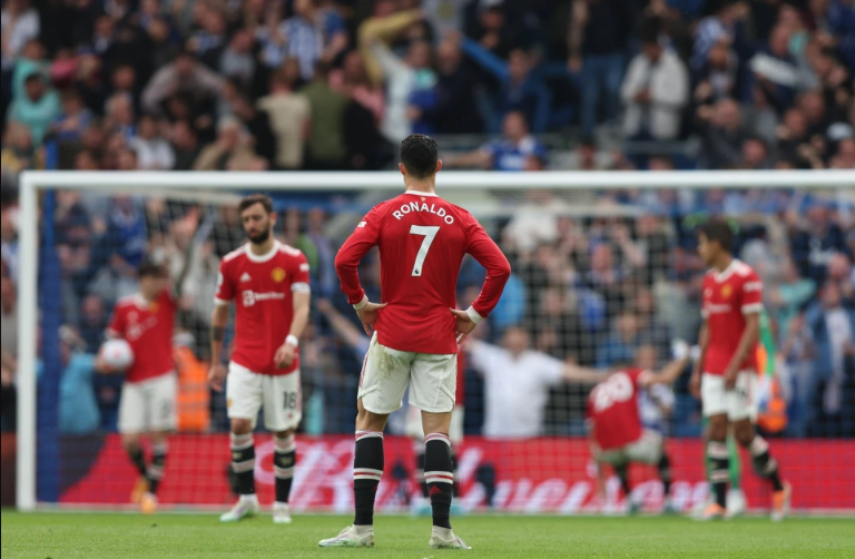 MU bị CĐV chế nhạo sau thảm bại trước Brighton MU bị CĐV chế nhạo sau thảm bại trước Brighton