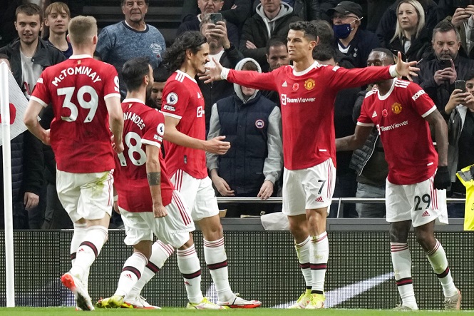 Tỏa sáng cùng MU, Ronaldo đáp trả những lời chỉ trích