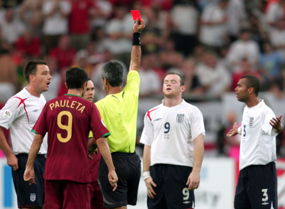 Sir Alex tiết lộ về cái nháy mắt của Ronaldo khi Rooney nhận thẻ đỏ