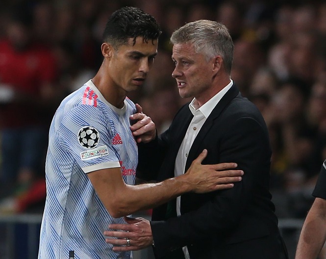 HLV MU đáp trả Rio Ferdinand về hành động của Cristiano Ronaldo