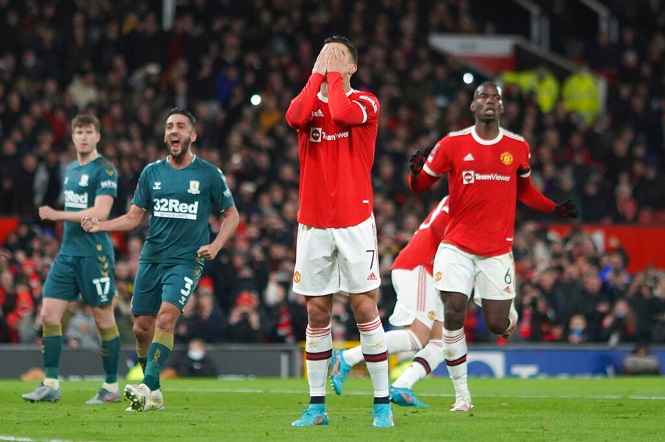 Ronaldo bị người h&acirc;m mộ chế nhạo sau khi s&uacute;t hỏng phạt đền cho MU