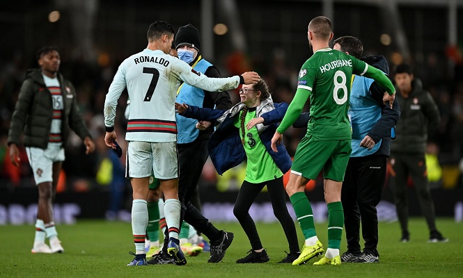 Ronaldo &ldquo;thất hứa&rdquo; với thủ m&ocirc;n Ireland khi tặng &aacute;o cho CĐV nh&iacute;