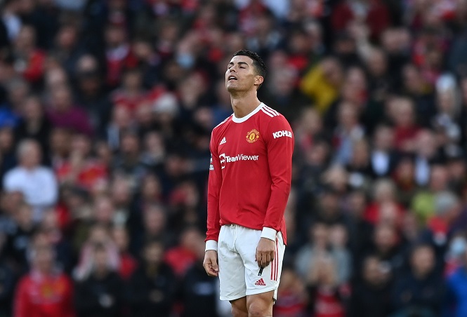 Phản ứng kh&oacute; hiểu của Ronaldo sau khi Salah ghi b&agrave;n bị ph&aacute;t hiện