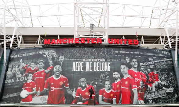 MU tô khuôn mặt Ronaldo trên bức tranh tường ở sân Old Trafford