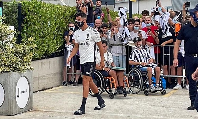 Hình ảnh Ronaldo trở lại Juventus và chụp ảnh với CĐV