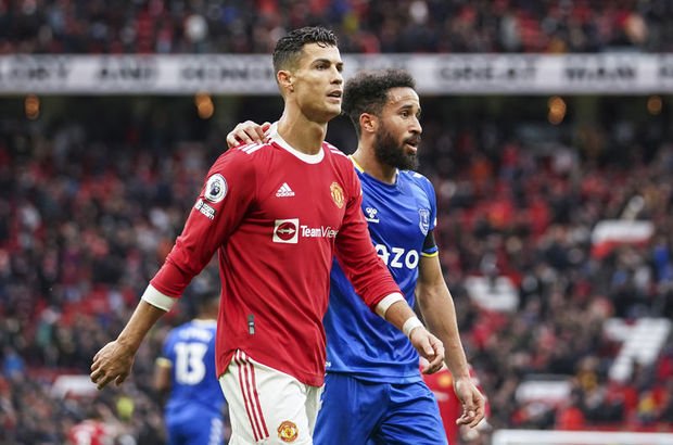 Ronaldo đ&ugrave;ng đ&ugrave;ng nổi giận sau khi MU bị Everton cầm h&ograve;a