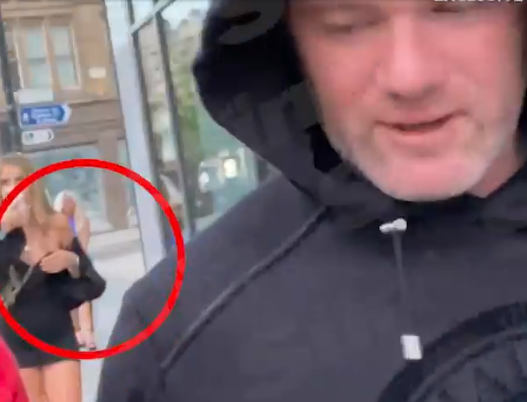 Thêm video Rooney với các cô gái tóc vàng sau buổi ăn chơi