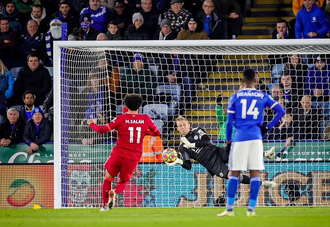 Salah bị cầu thủ Leicester gây áp lực khi sút phạt đền?