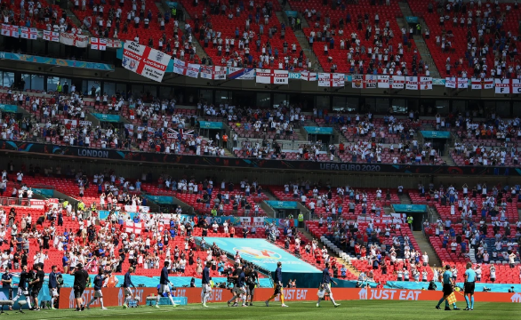 CĐV rơi từ khán đài sân Wembley trong trận Anh vs Croatia