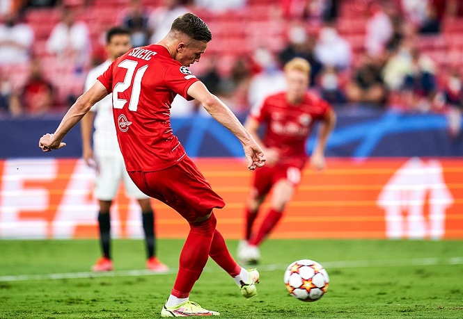 Màn sút phạt đền kỳ lạ chưa từng thấy ở Champions League