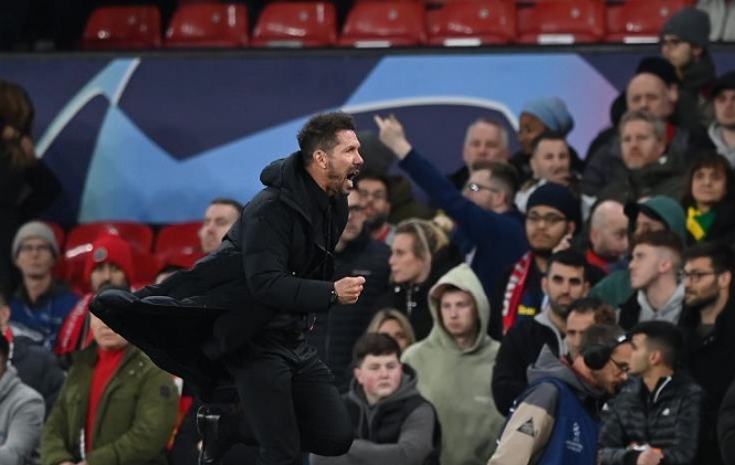 HLV Simeone hứng “vật thể lạ” từ các CĐV MU