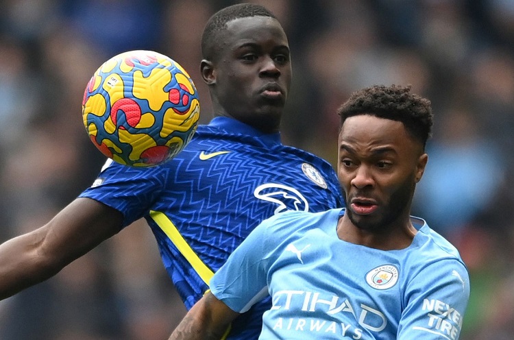 Chelsea theo đuổi Sterling, Man City không hạ giá