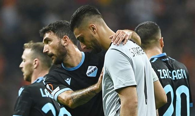 Thủ môn Lazio mắc sai lầm khủng khiếp ở Europa League