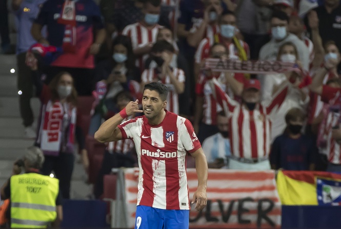 Suarez giải thích về cử chỉ “gọi điện” gây tranh cãi trước Barca