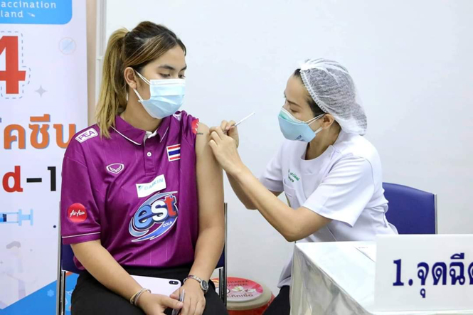 Trông người lại ngẫm đến ta: Đội tuyển bóng chuyền nữ Thái Lan đã tiêm vaccine phòng COVID-19