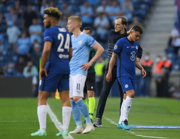 Thiago Silva đau khổ rời sân ở chung kết Chelsea vs Man City Thiago Silva đau khổ rời sân ở chung kết Chelsea vs Man City