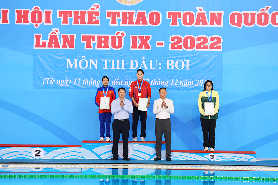 Hai cô bé tuổi học trò cùng xô đổ kỷ lục bơi 50m tự do Đại hội Thể thao toàn quốc của đàn chị Ánh Viên