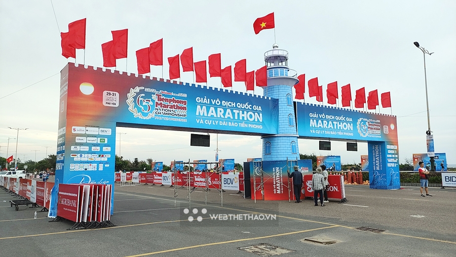 Khắc phục “thần tốc” sự cố cổng xuất phát bị ô tô đâm, Tiền Phong Marathon 2024 sẵn sàng đón gần 12000 VĐV
