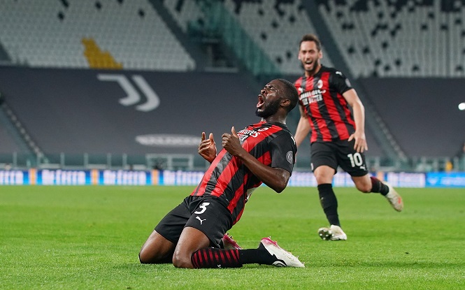 Hậu vệ AC Milan bật nhảy cao hơn Cristiano Ronaldo khi ghi bàn Hậu vệ AC Milan bật nhảy cao hơn Cristiano Ronaldo khi ghi bàn