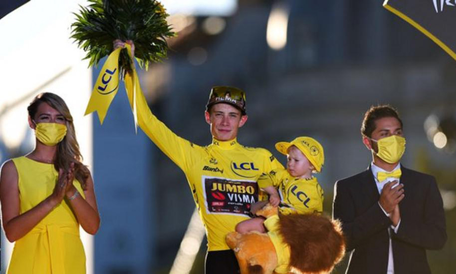 Jonas Vingegaard hạ “vua hai mùa” Tadej Pogacar, giành áo vàng Tour de France 2022
