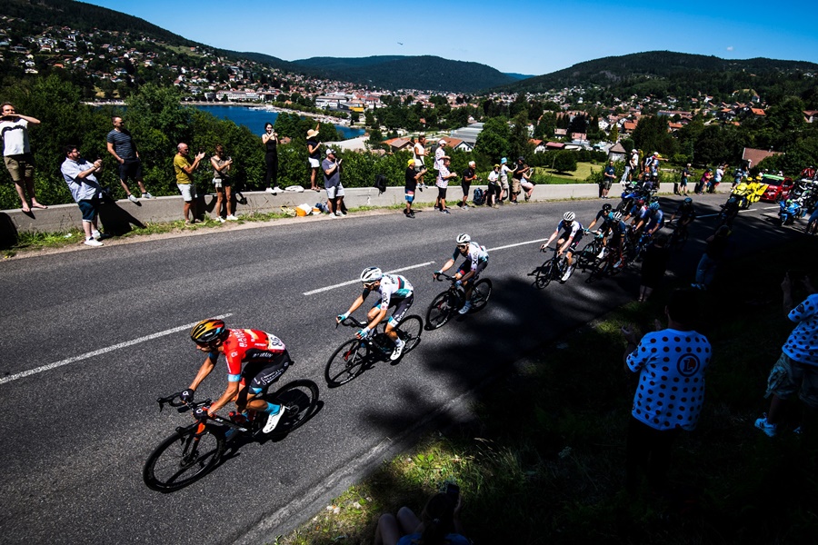 Cua-rơ rút khỏi giải xe đạp Tour de France 2022 vì ngã gãy cổ do va chạm người xem