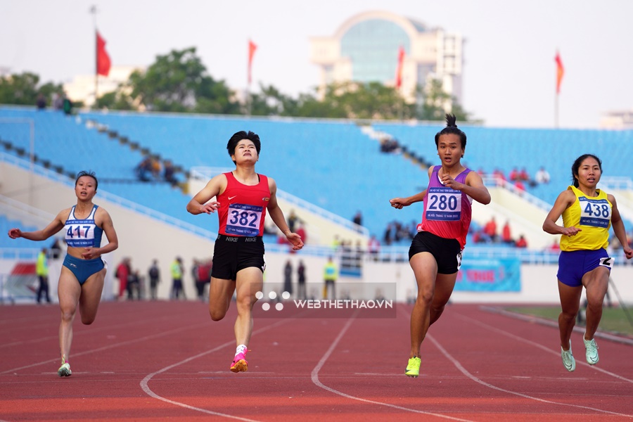 Vượt thành tích HCĐ SEA Games 32, Nhi Yến phá kỷ lục quốc gia trẻ chạy 100m nữ của Lê Tú Chinh Vượt thành tích HCĐ SEA Games 32, Nhi Yến phá kỷ lục quốc gia trẻ chạy 100m nữ của Lê Tú Chinh