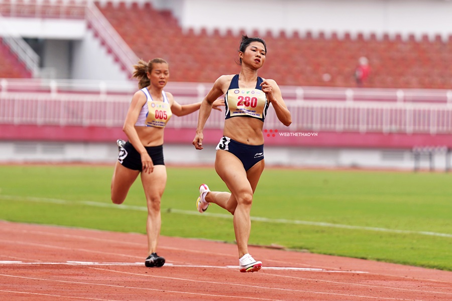 Nh&agrave; v&ocirc; địch SEA Games chạy đua với đối thủ k&eacute;m một gi&aacute;p ở giải điền kinh C&uacute;p Tốc độ 2022