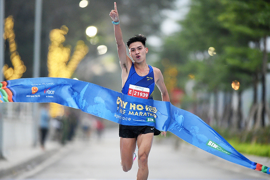 Tuyển thủ SEA Games Trần Văn Đảng vô địch giải chạy bán marathon Tây Hồ 2023