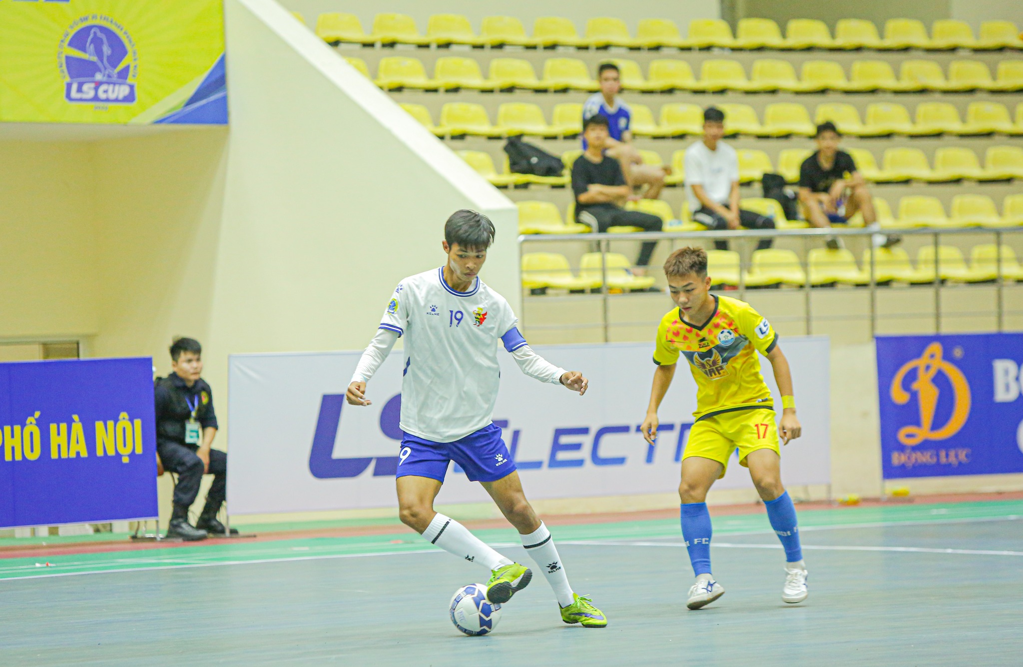 Xác định tấm vé cuối cùng vào bán kết giải futsal thành phố Hà Nội 2022 Xác định tấm vé cuối cùng vào bán kết giải futsal thành phố Hà Nội 2022