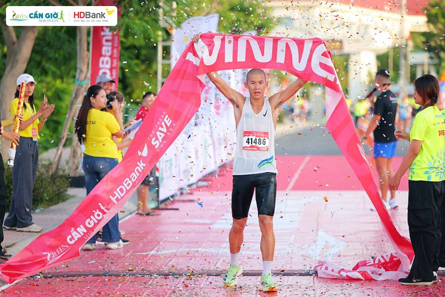 Triệu Tiến Luyện, Nông Thị Chang giành cúp 42,195km giải chạy Green Cần Giờ Marathon HDBank 2024