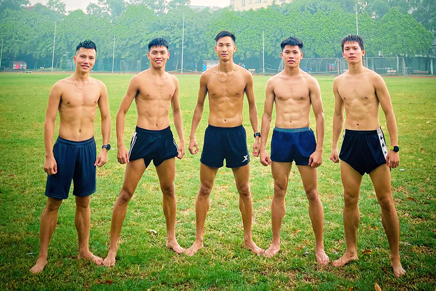 Tuyển thủ điền kinh đội mưa tập luyện cho SEA Games 31, khoe bụng 6 múi ướt át