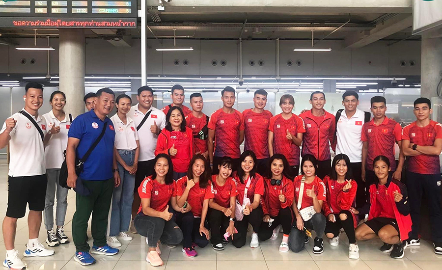 Dàn tuyển thủ điền kinh SEA Games bắt đầu chuyến tập huấn Thái Lan