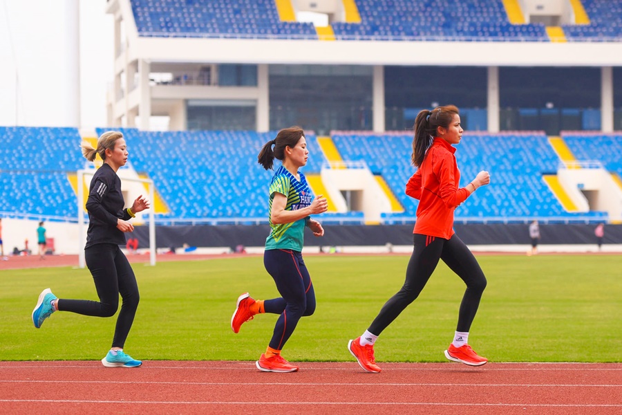 Tuyển điền kinh làm quen “sân Mỹ Đình mới” chuẩn bị cho SEA Games 31