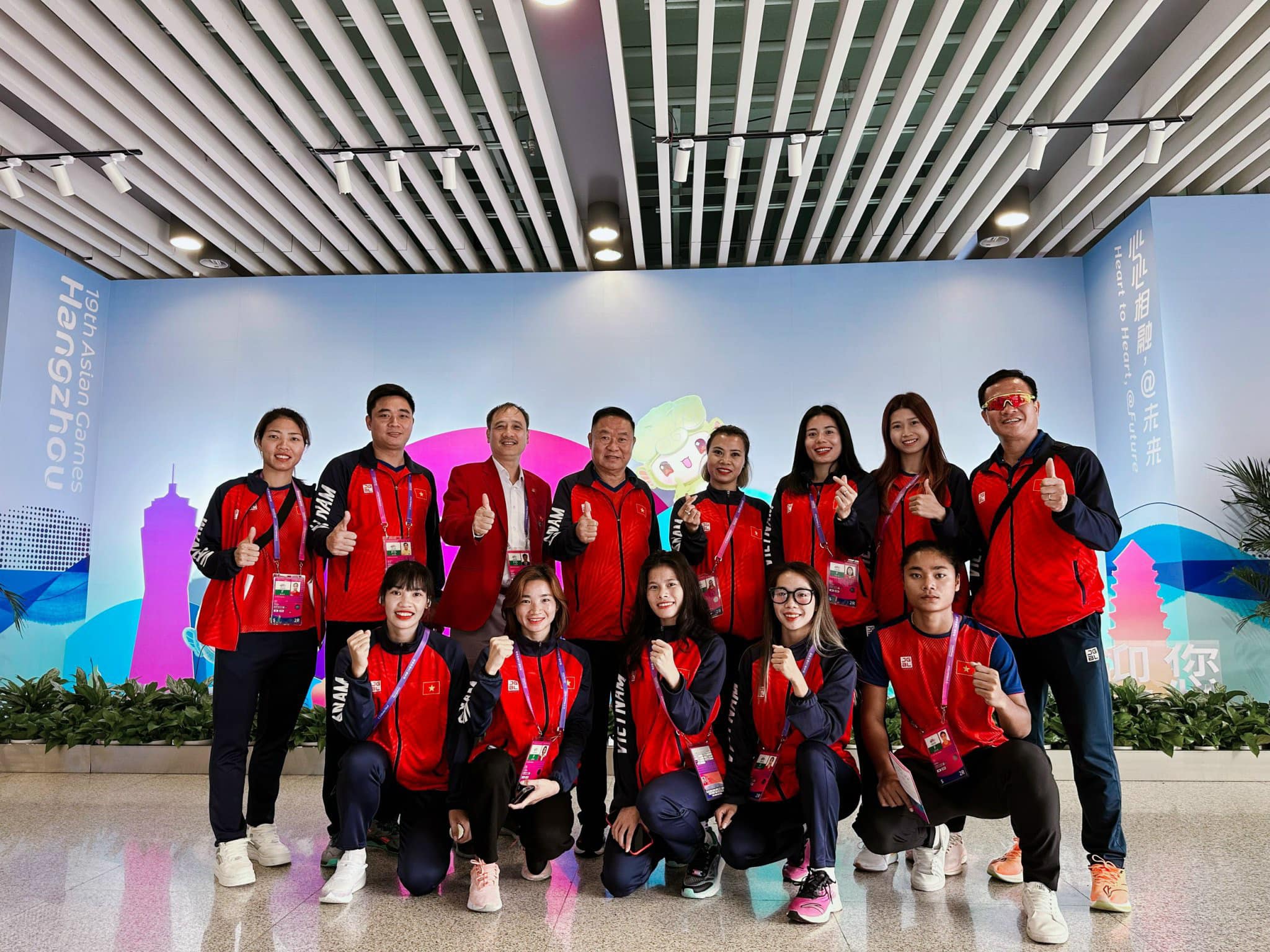 Tuyển điền kinh Việt Nam nhập Làng Asiad 19, có buổi tập chính thức trên sân Hoa Sen