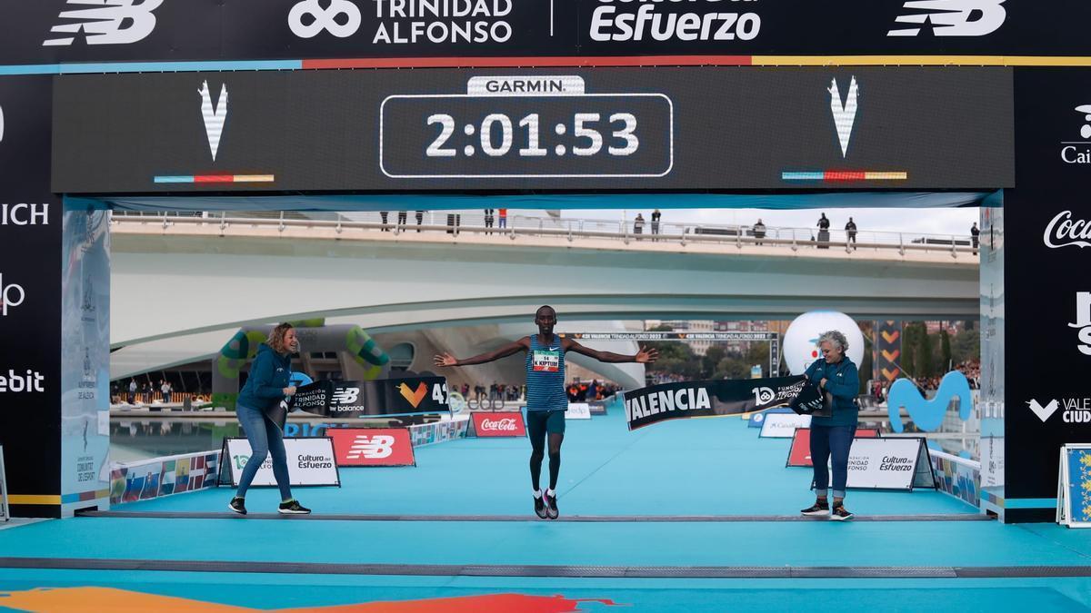 Chàng trai Kenya 23 tuổi lập hàng loạt kỷ lục khi lần đầu chạy marathon