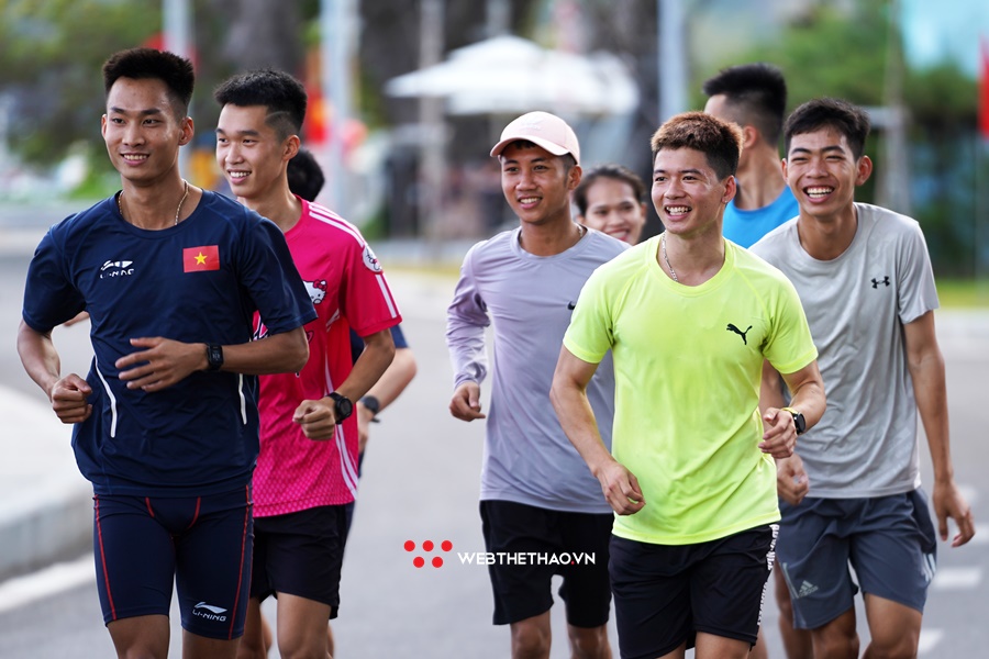 Những bài tập đầy tiếng cười trên đường chạy Tiền Phong Marathon 2022 tại Côn Đảo