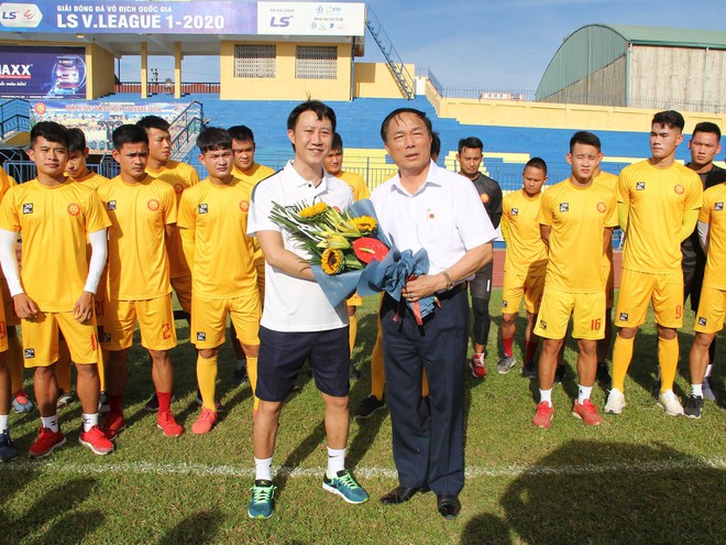 HLV Nguyễn Thành Công chia tay Thanh Hóa sau khi BLĐ đưa ra yêu sách siêu dị