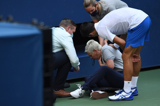Cận cảnh tình huống khiến Djokovic bị loại tại US Open 2020