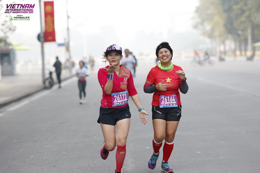 Những kiểu chào khiến “trái tim tan chảy” ở Giải Bán Marathon Quốc tế Việt Nam 2023 tài trợ bởi Herbalife Nutrition