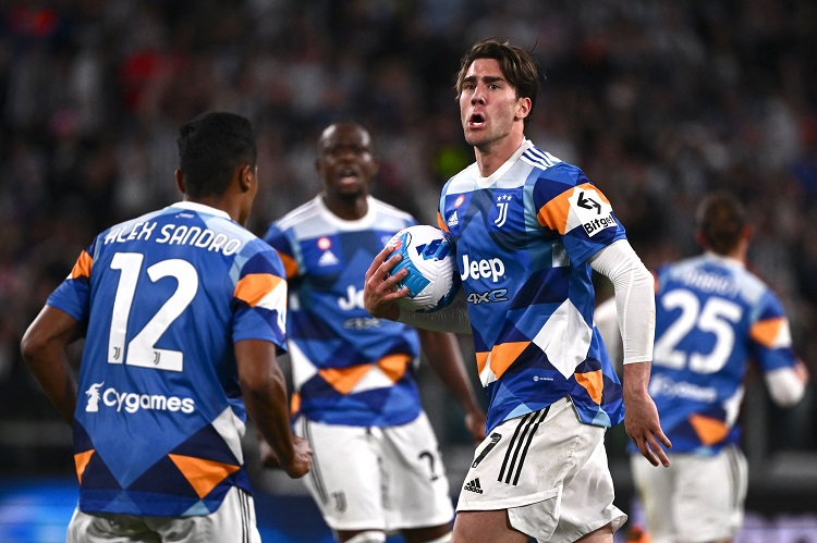 Juventus thoát thua ở phút 95 với 2 thẻ đỏ gây tranh cãi