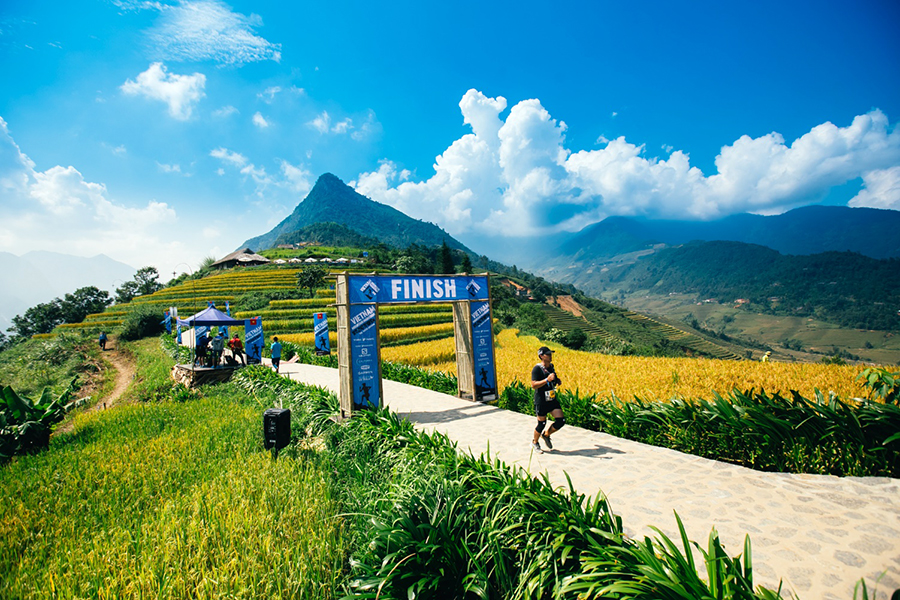Tín đồ mê chạy địa hình tụ họp tại giải chạy đường mòn 10 năm tuổi ở Sa Pa