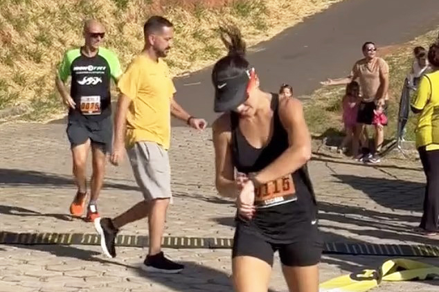 Ông chồng suýt làm hỏng khoảnh khắc vô địch chạy bán marathon của vợ