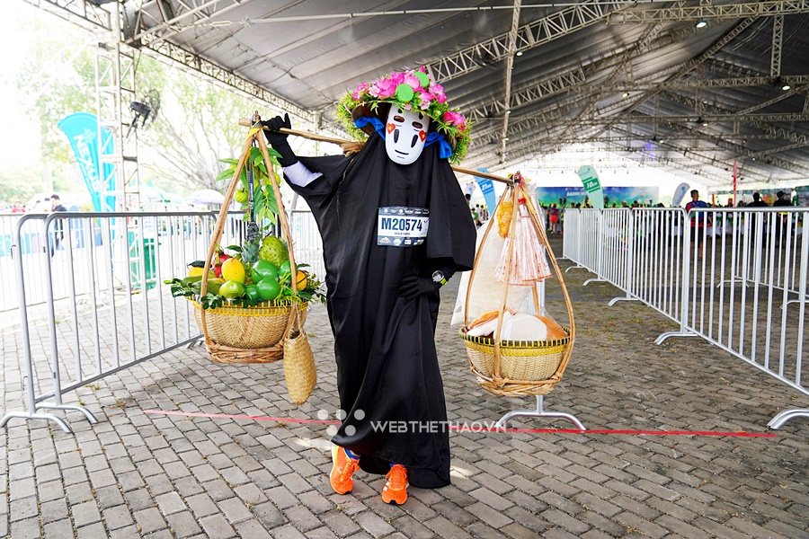 Bác sĩ hóa trang Vô Diện gánh đặc sản bánh tráng Tây Ninh chinh phục BaDen Mountain Marathon