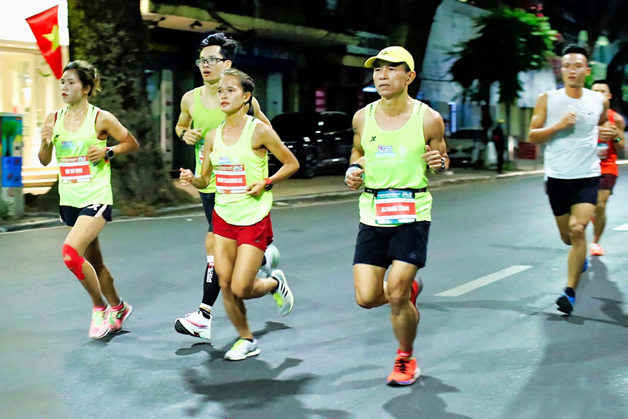 VĐV phong trào chạy marathon cùng “elite” tuyển quốc gia