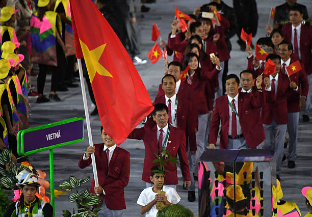 Kiếm thủ Vũ Thành An cầm cờ đoàn Việt Nam tại lễ khai mạc SEA Games 31 Kiếm thủ Vũ Thành An cầm cờ đoàn Việt Nam tại lễ khai mạc SEA Games 31