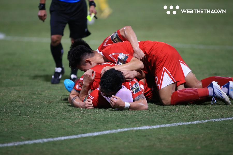 Siêu tiền vệ Hoàng Đức lập hat-trick kiến tạo, Viettel khiến SLNA ôm hận