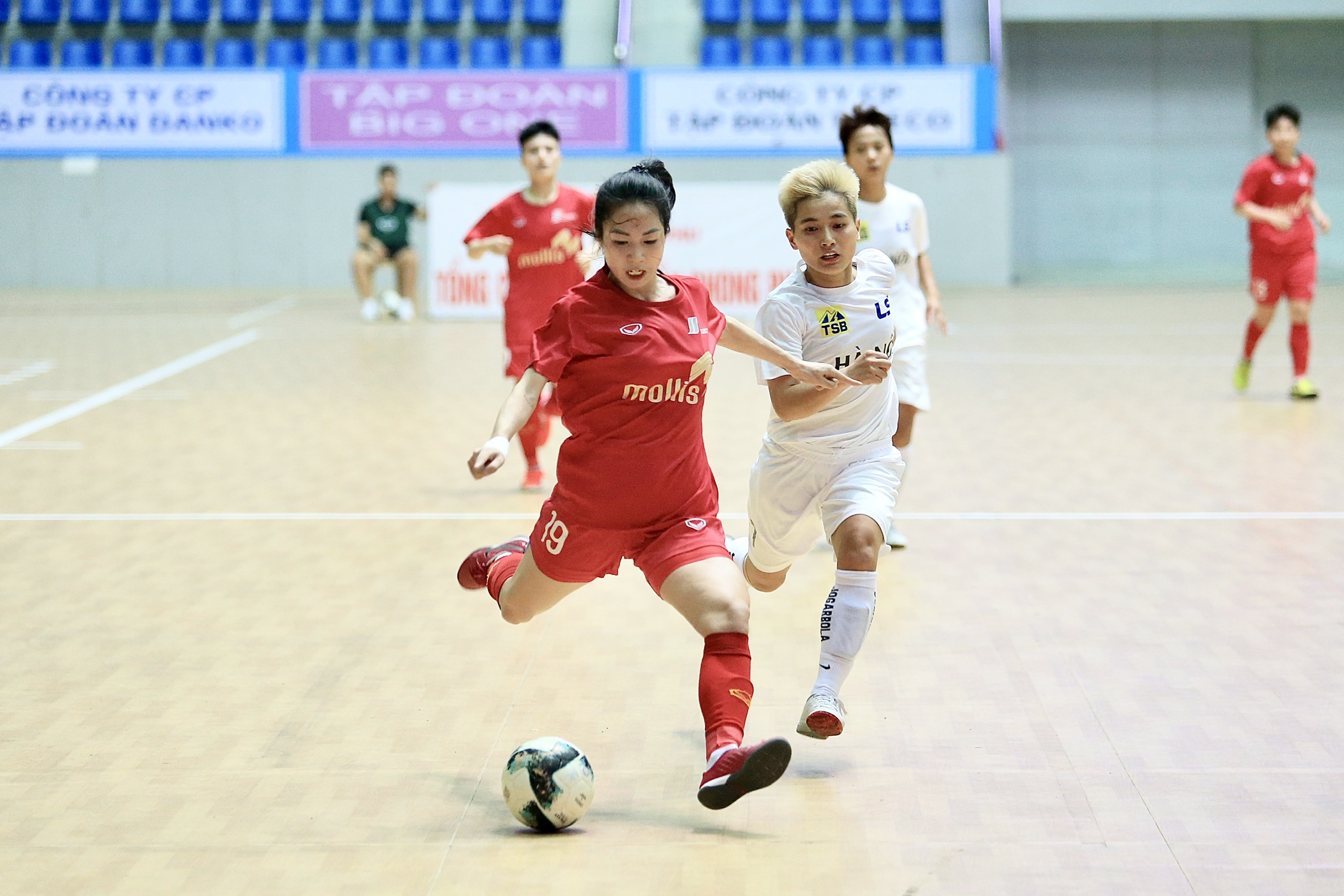 Hot girl Trần Thị Duy&ecirc;n ghi dấu ấn trong ng&agrave;y khai mạc Giải Futsal nữ VĐQG 2023 